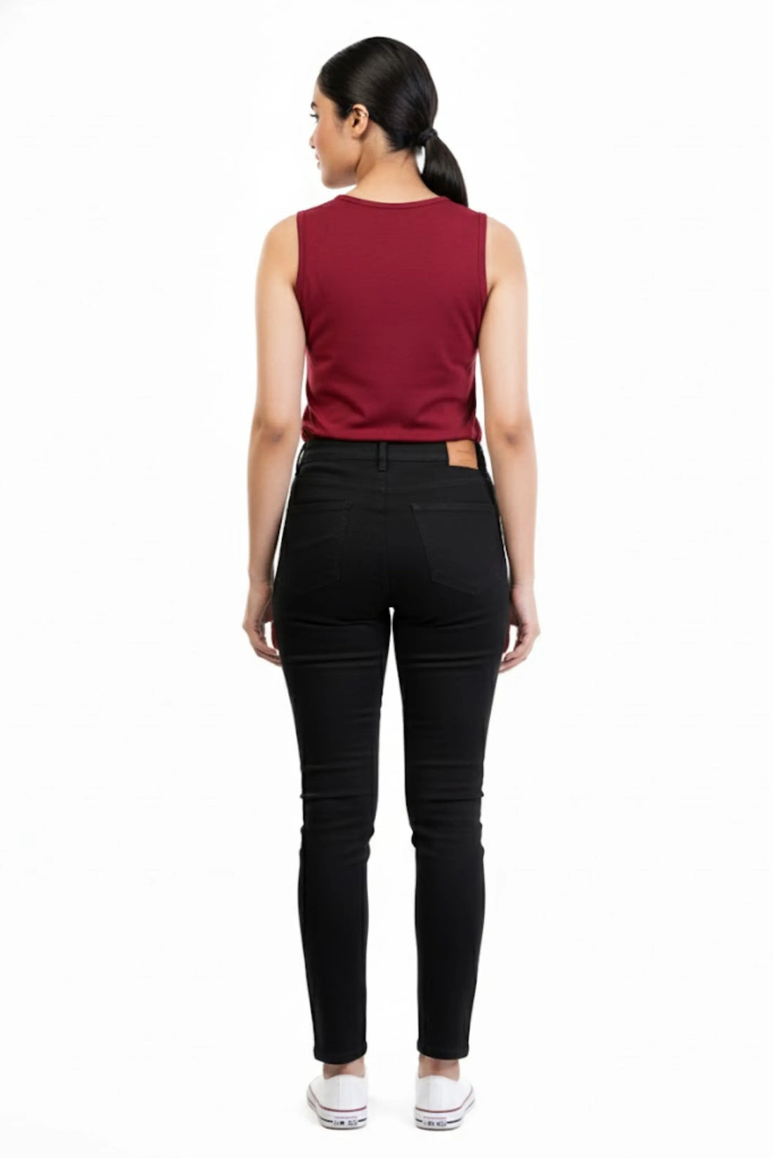 Women wearing black slim fit denim pants in casual everyday look - wearverve