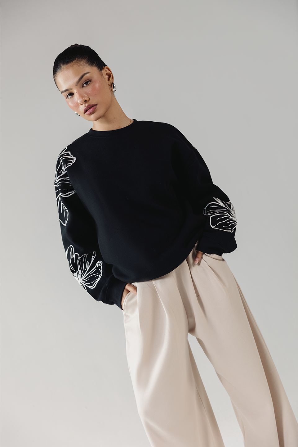 LINEAR BLOOM SWEATSHIRT WHITE EMBROIDERY