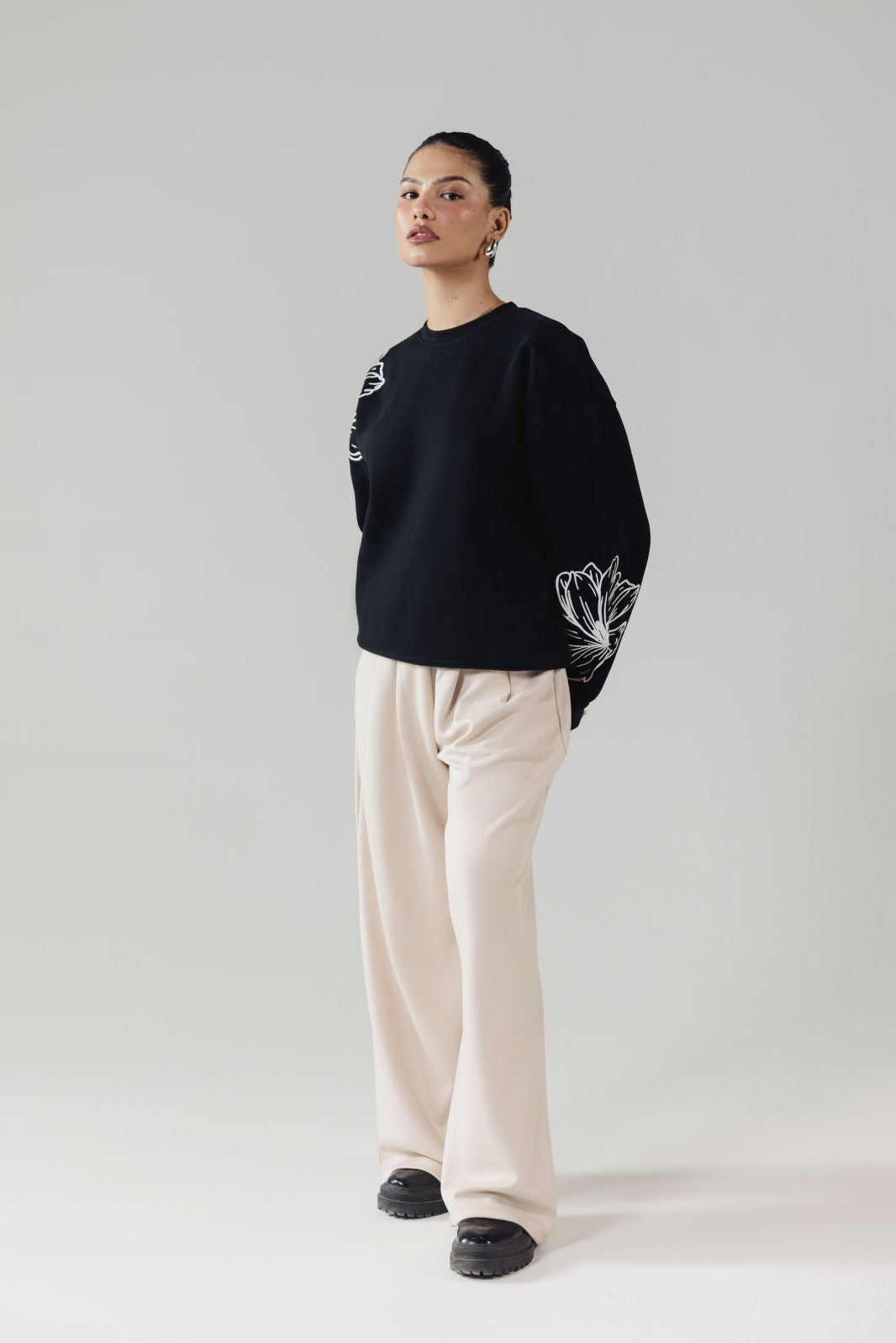 LINEAR BLOOM SWEATSHIRT WHITE EMBROIDERY
