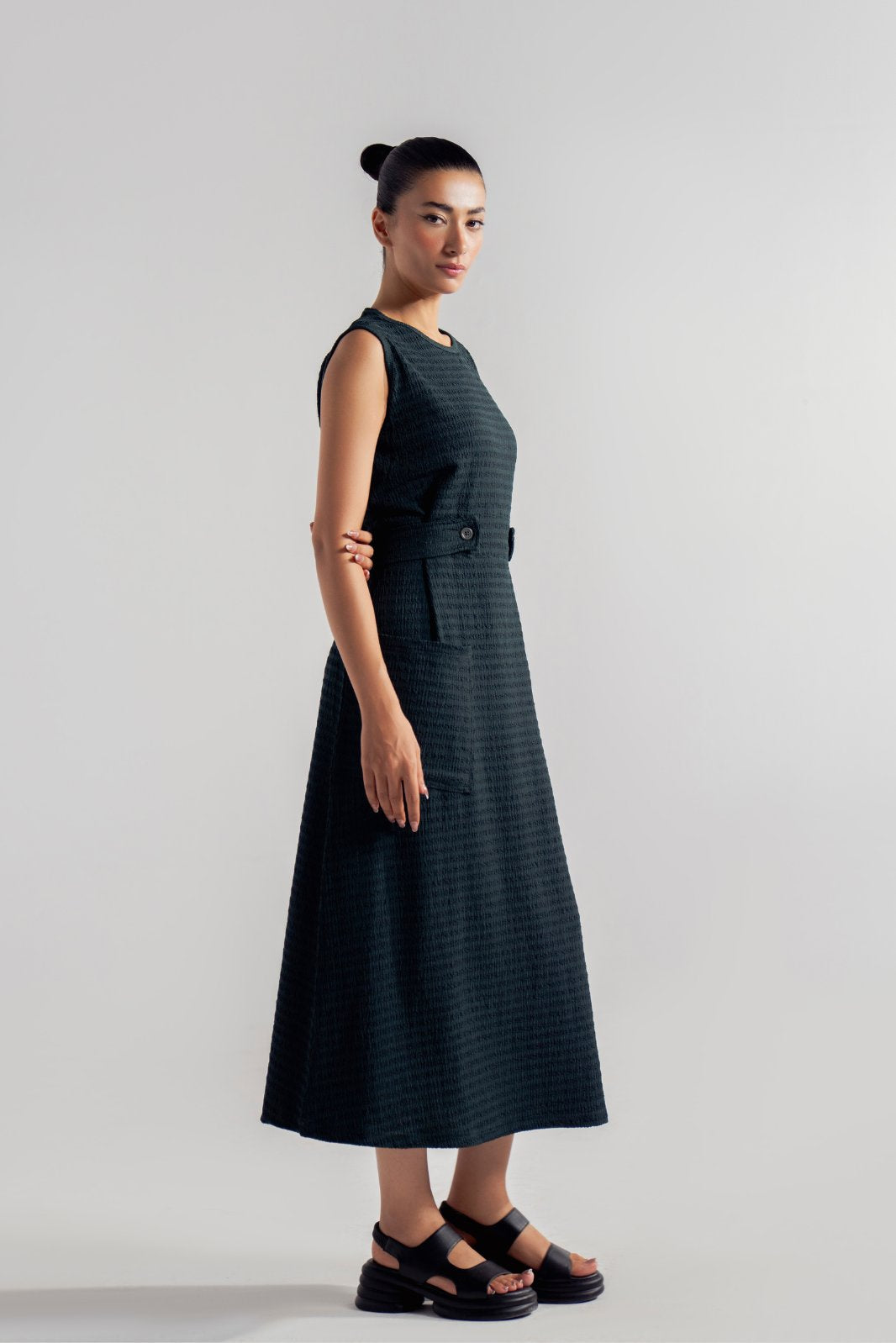 SLEEVELESS BUTTON TAB DRESS