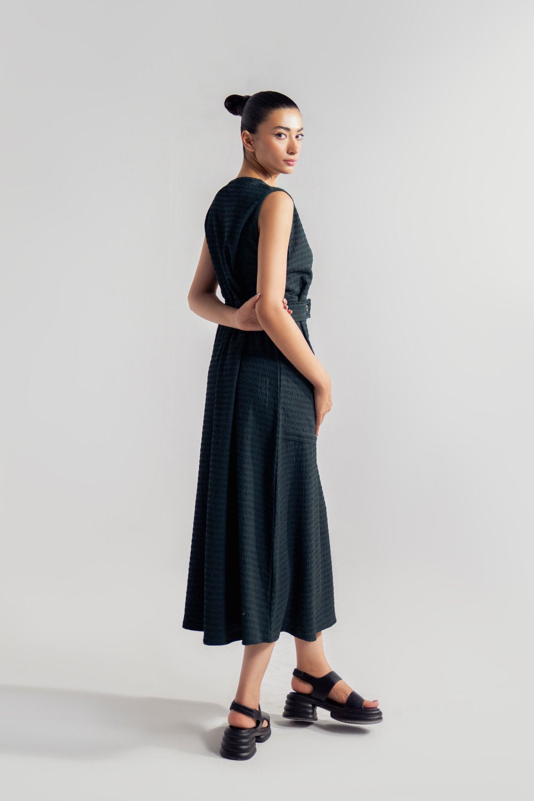 SLEEVELESS BUTTON TAB DRESS