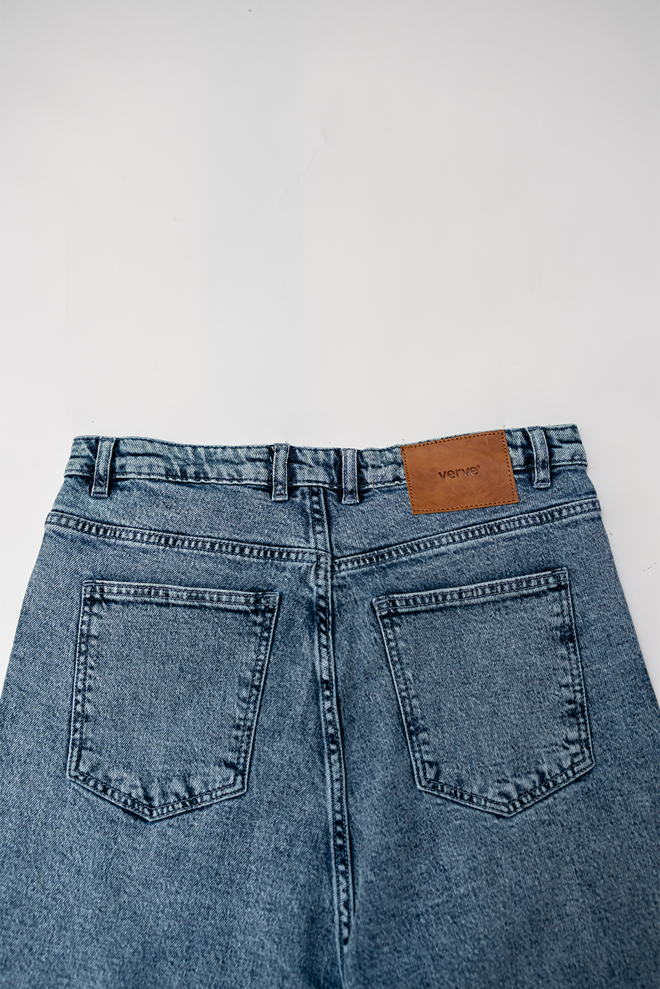 WOMEN STRAIGHT FIT JEANS