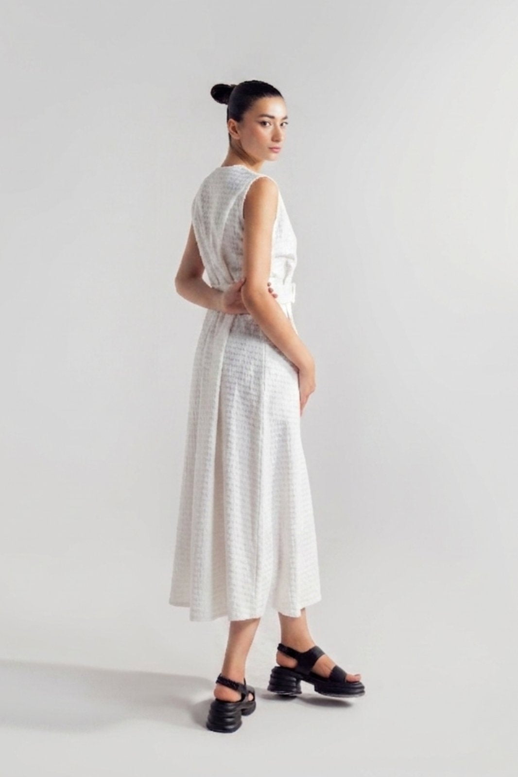 SLEEVELESS BUTTON TAB DRESS