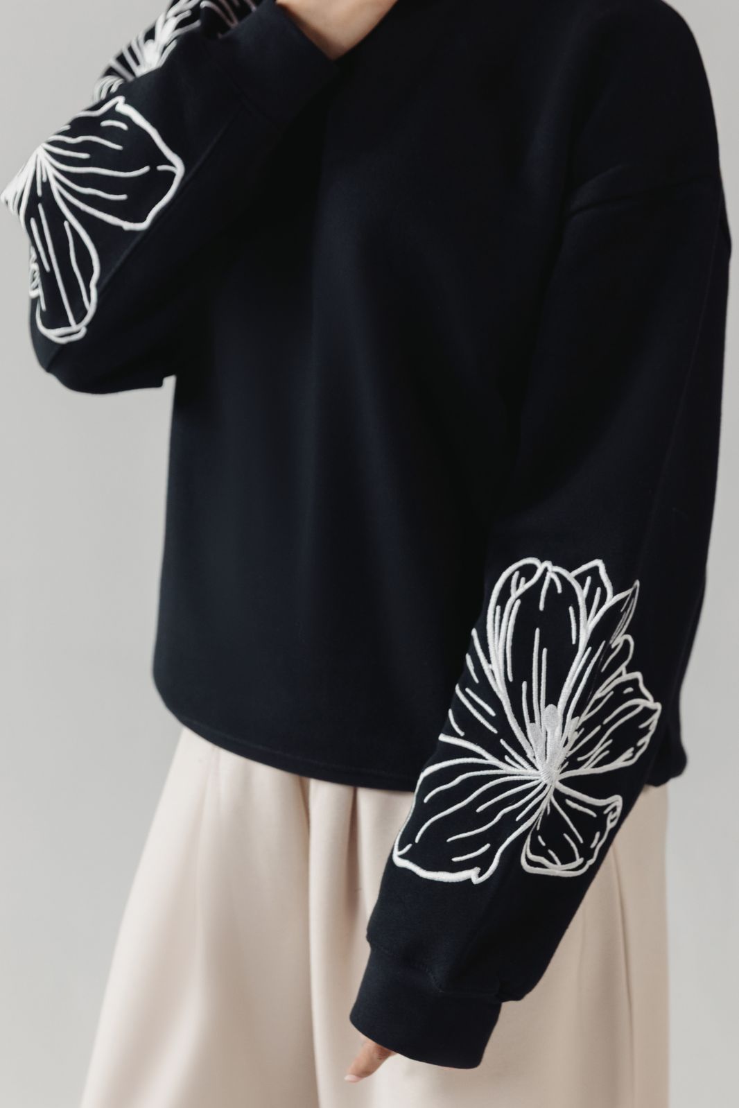 LINEAR BLOOM SWEATSHIRT WHITE EMBROIDERY