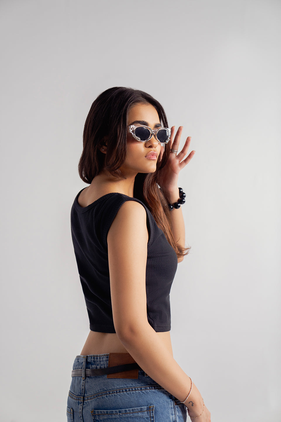 black scoop neck crop tank top for women