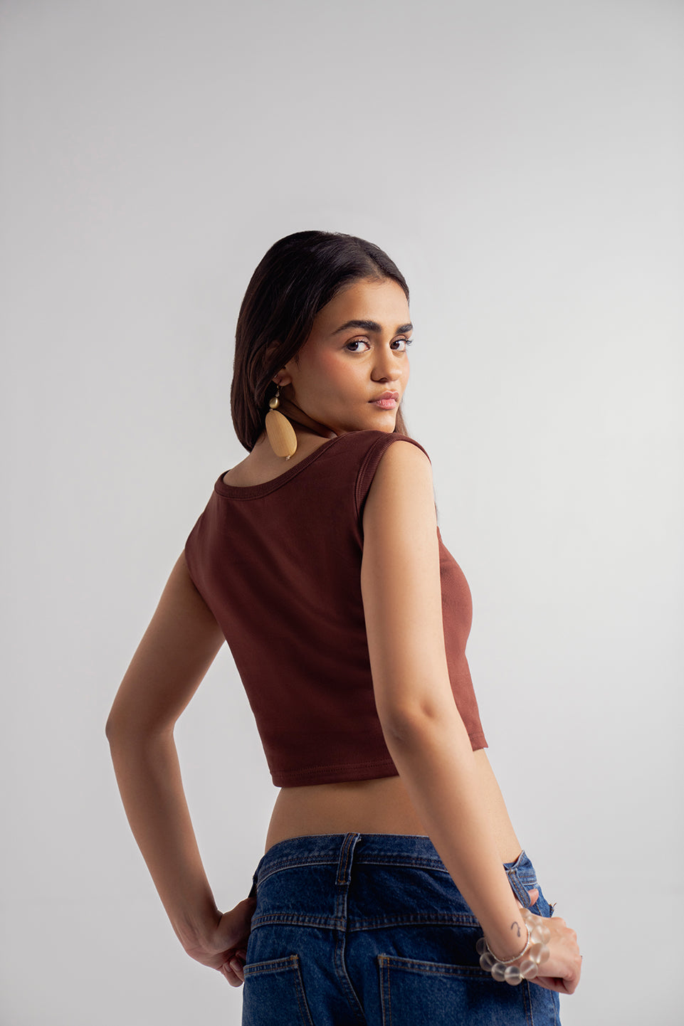 SCOOP NECK CROP TANK - BROWN