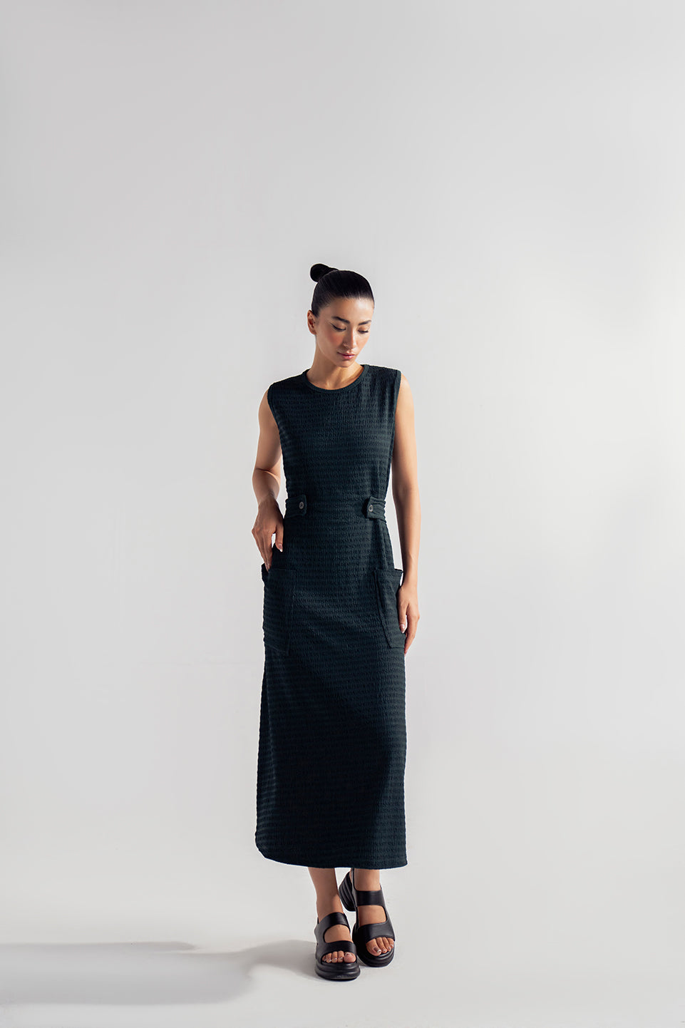 SLEEVELESS BUTTON TAB DRESS
