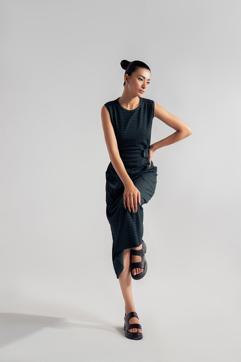 SLEEVELESS BUTTON TAB DRESS
