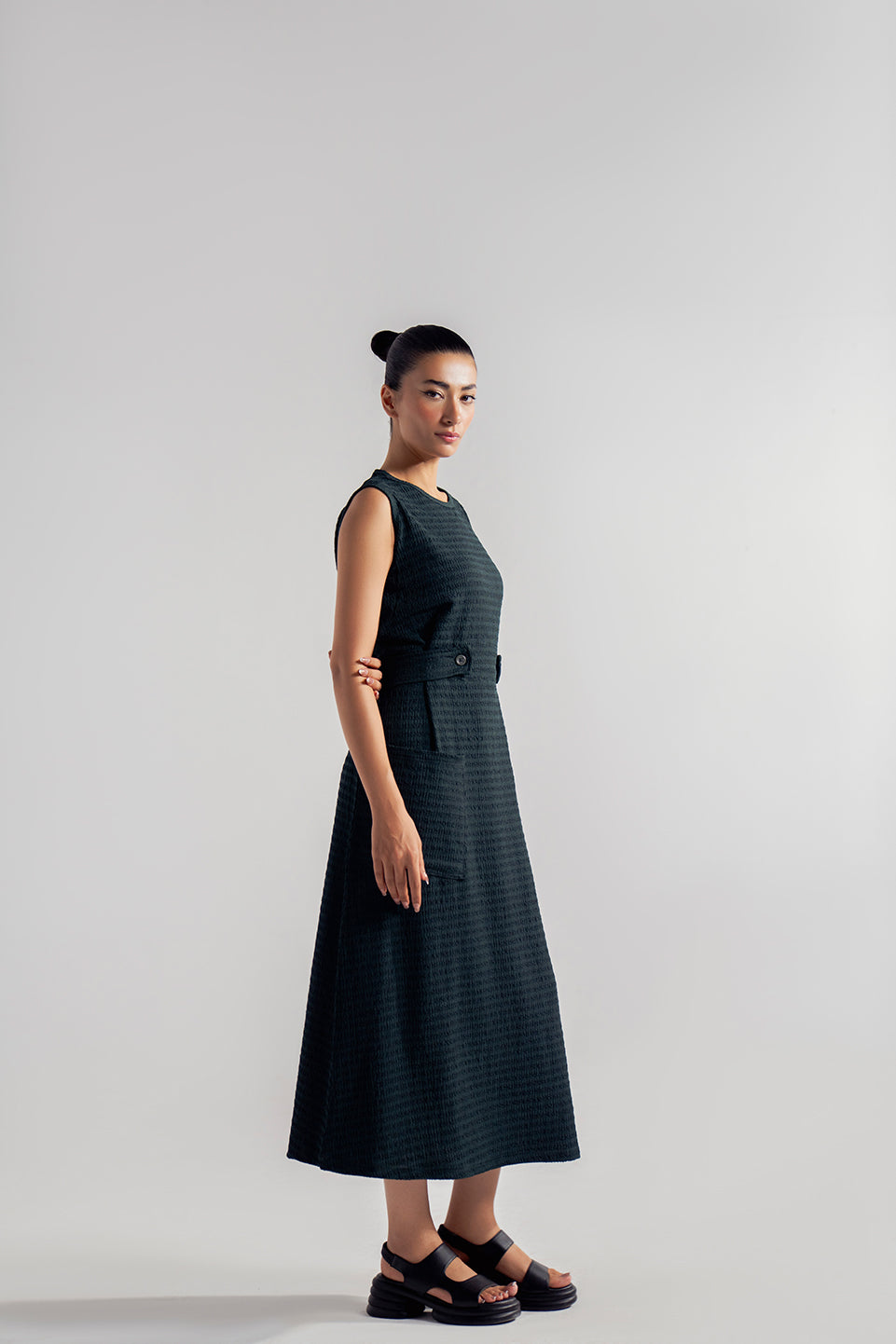 SLEEVELESS BUTTON TAB DRESS