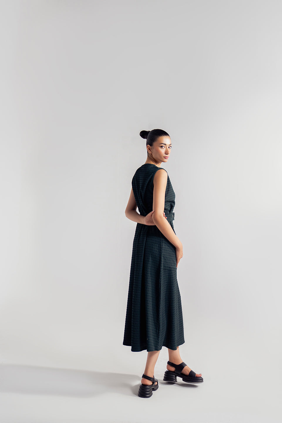 SLEEVELESS BUTTON TAB DRESS