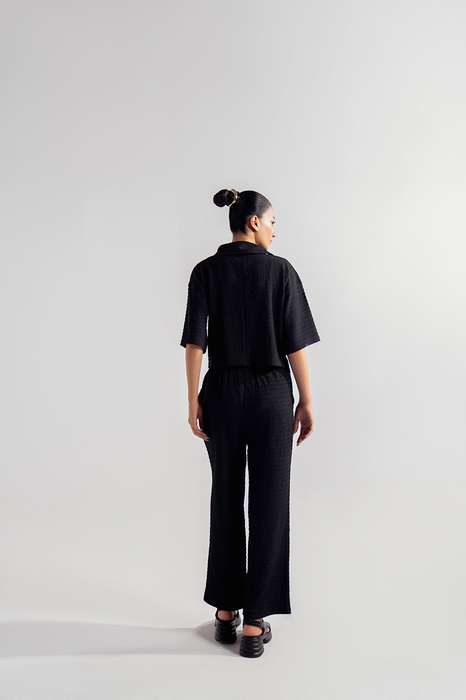 TEXTURED UTILITY CROPPED SHIRT