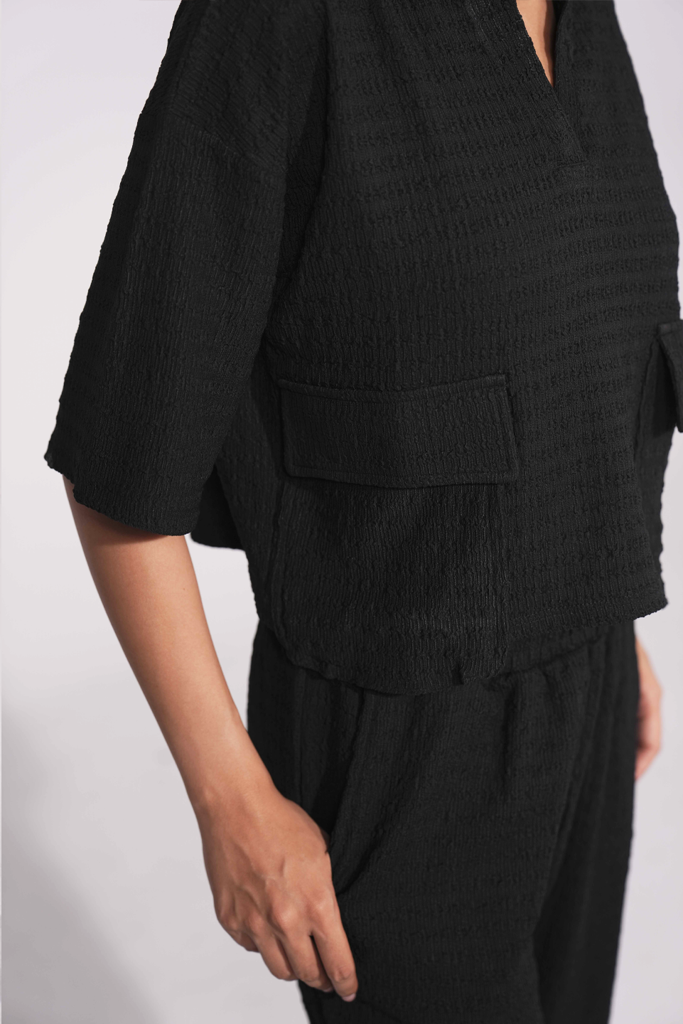 TEXTURED UTILITY CROPPED SHIRT